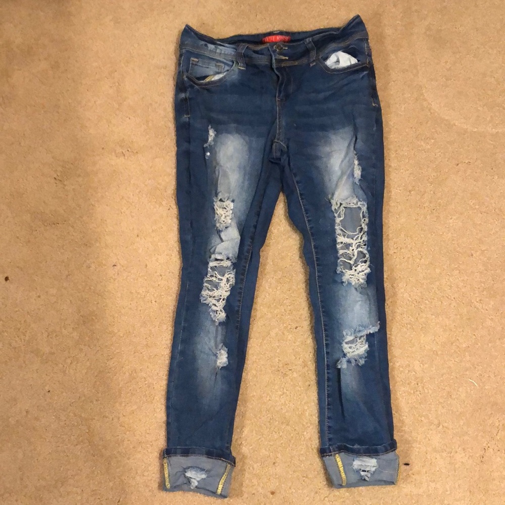 Cuffed jeans with Tears on thigh and shin area